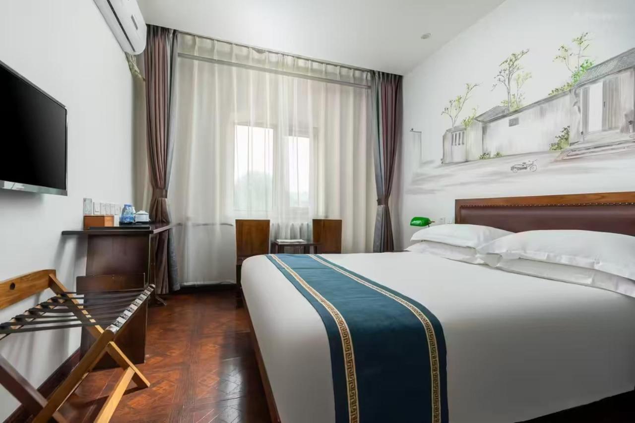 Nostalgia Hotel Beijing Guozijian Ghost Street - Near Beijing Lama Temple, Beihai Park, Jingshan Park, Drum Tower, Houhai Bar Street, Tian'Anmen Square, Located In Beijing Traditional Hutongs, 5 Minutes Away From Beixinqiao Metro Station Exterior photo