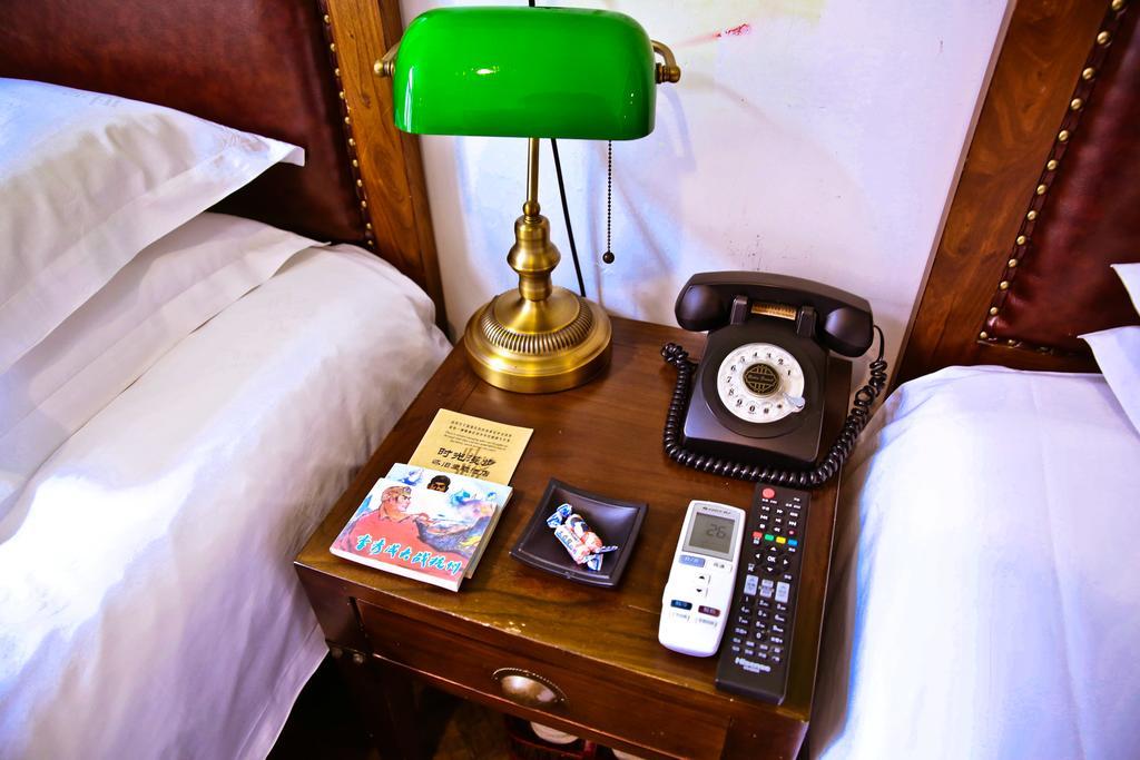 Nostalgia Hotel Beijing Guozijian Ghost Street - Near Beijing Lama Temple, Beihai Park, Jingshan Park, Drum Tower, Houhai Bar Street, Tian'Anmen Square, Located In Beijing Traditional Hutongs, 5 Minutes Away From Beixinqiao Metro Station Exterior photo