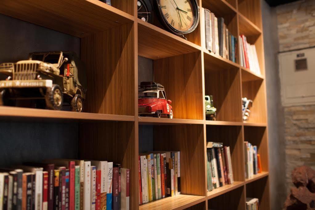 Nostalgia Hotel Beijing Guozijian Ghost Street - Near Beijing Lama Temple, Beihai Park, Jingshan Park, Drum Tower, Houhai Bar Street, Tian'Anmen Square, Located In Beijing Traditional Hutongs, 5 Minutes Away From Beixinqiao Metro Station Exterior photo