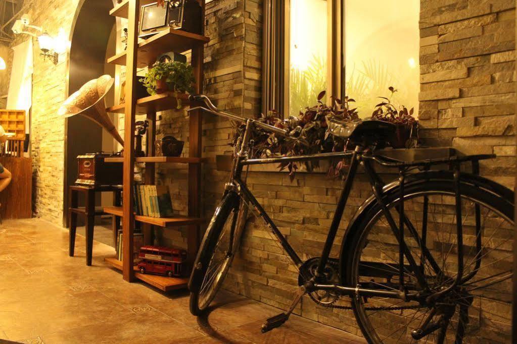 Nostalgia Hotel Beijing Guozijian Ghost Street - Near Beijing Lama Temple, Beihai Park, Jingshan Park, Drum Tower, Houhai Bar Street, Tian'Anmen Square, Located In Beijing Traditional Hutongs, 5 Minutes Away From Beixinqiao Metro Station Exterior photo